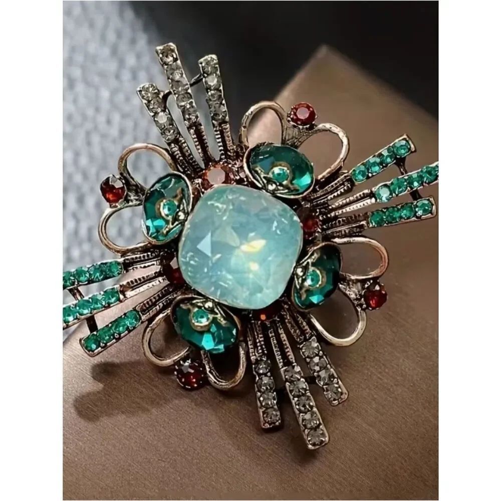 🩵 NEW Vintage-Inspired Aqua & Emerald Crystal Starburst Brooch
Elegant Brooch 🩵